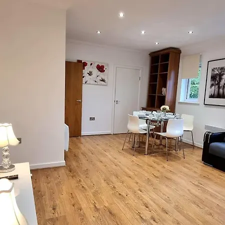 Specious Parkview Apartment, 4 Mins Walk To Underground Ilford Exterior photo