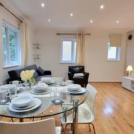 Specious Parkview Apartment, 4 Mins Walk To Underground Ilford Exterior photo