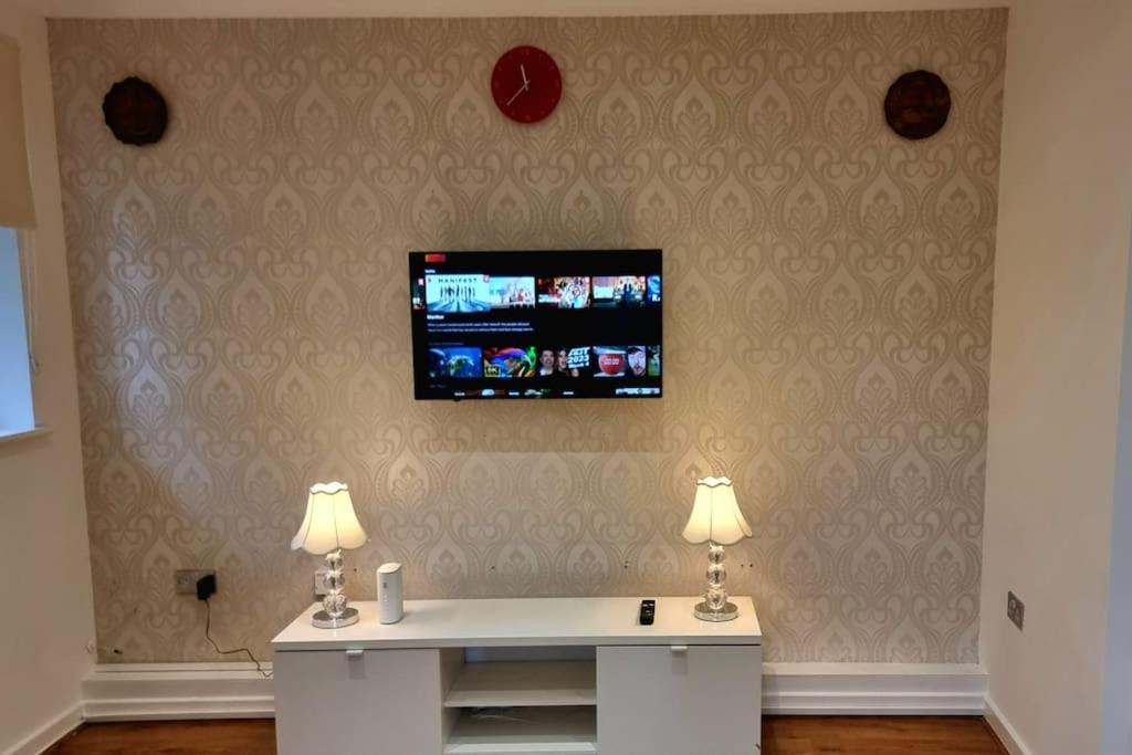 Specious Parkview Apartment, 4 Mins Walk To Underground Apartment Ilford
