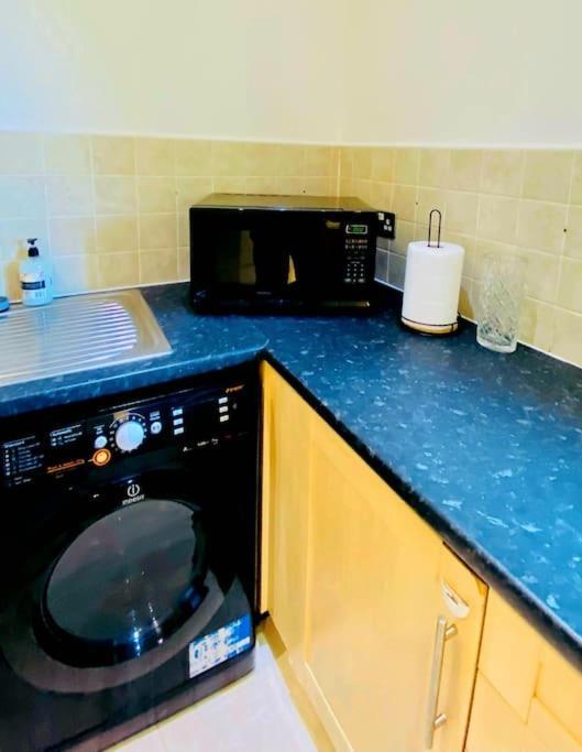 Specious Parkview Apartment, 4 Mins Walk To Underground * Ilford