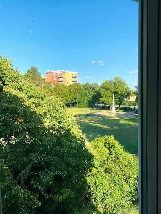Specious Parkview Apartment, 4 Mins Walk To Underground * Ilford
