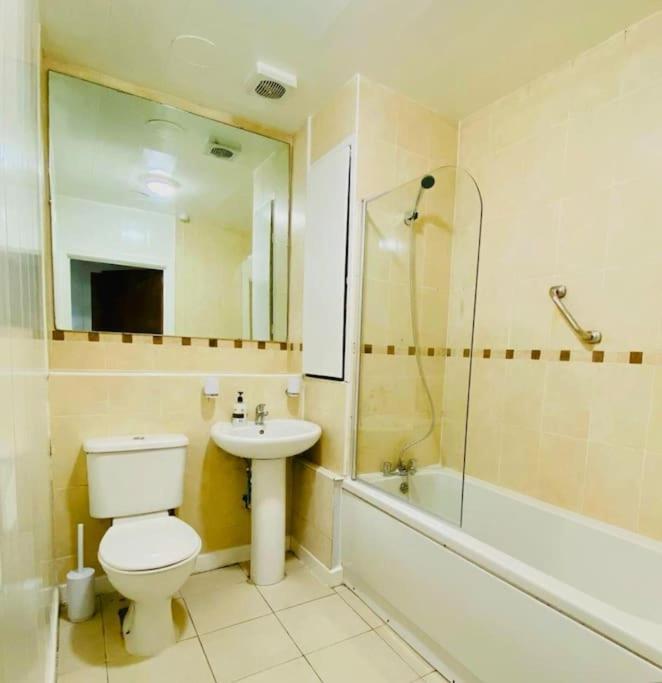 Apartment Specious Parkview Apartment, 4 Mins Walk To Underground Ilford