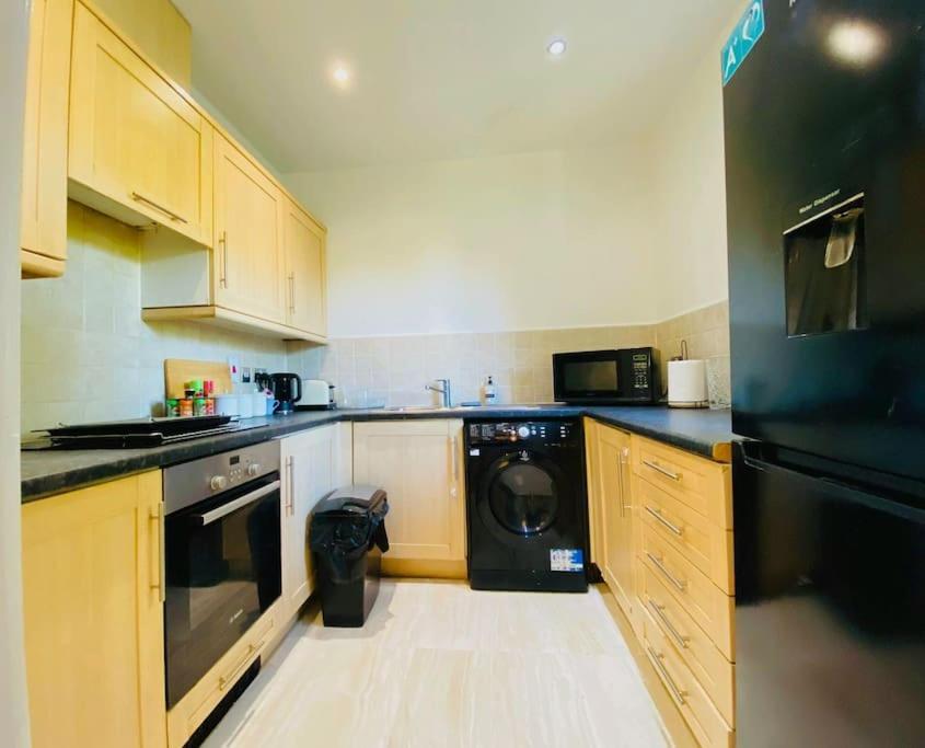 Specious Parkview Apartment, 4 Mins Walk To Underground Ilford