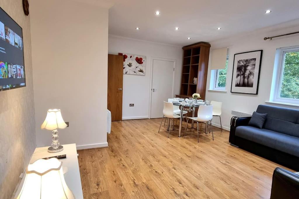 Specious Parkview Apartment, 4 Mins Walk To Underground Apartment