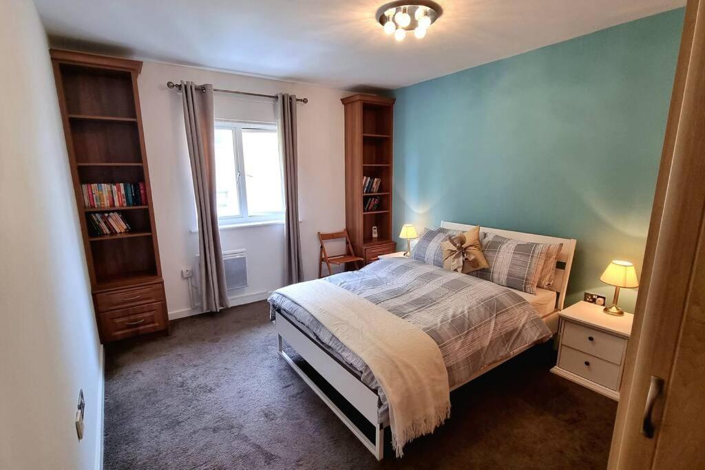 Specious Parkview Apartment, 4 Mins Walk To Underground Apartment *