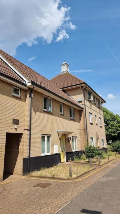 Specious Parkview Apartment, 4 Mins Walk To Underground * Ilford