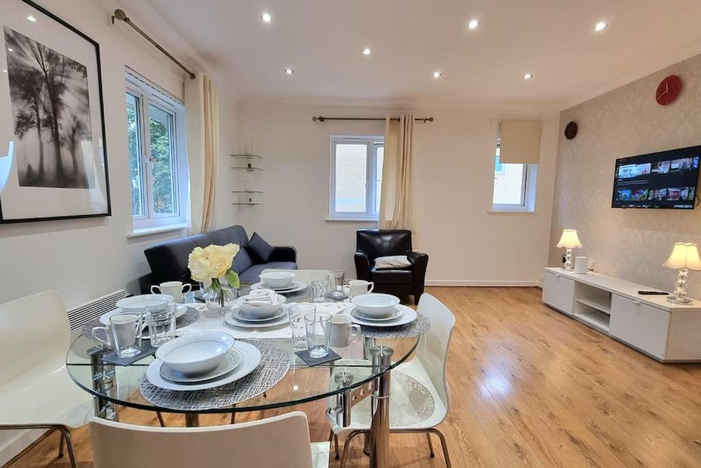 Apartment Specious Parkview Apartment, 4 Mins Walk To Underground