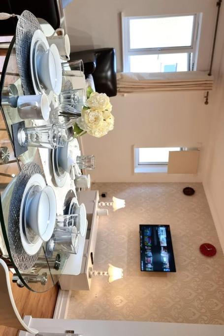 Specious Parkview Apartment, 4 Mins Walk To Underground Apartment